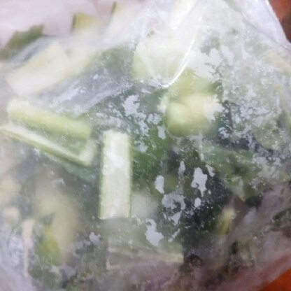 ３袋100円の小松菜をつい買ってしまって(^^;これで使いきれそうです♪使う時も簡単でいいですね(*^^*)